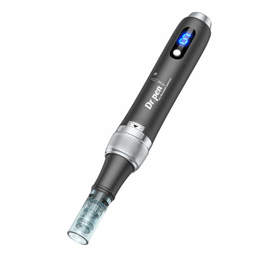Dr. Pen M7S microneedling dermapen en negro con pantalla digital azul y cabeza de aguja montada.