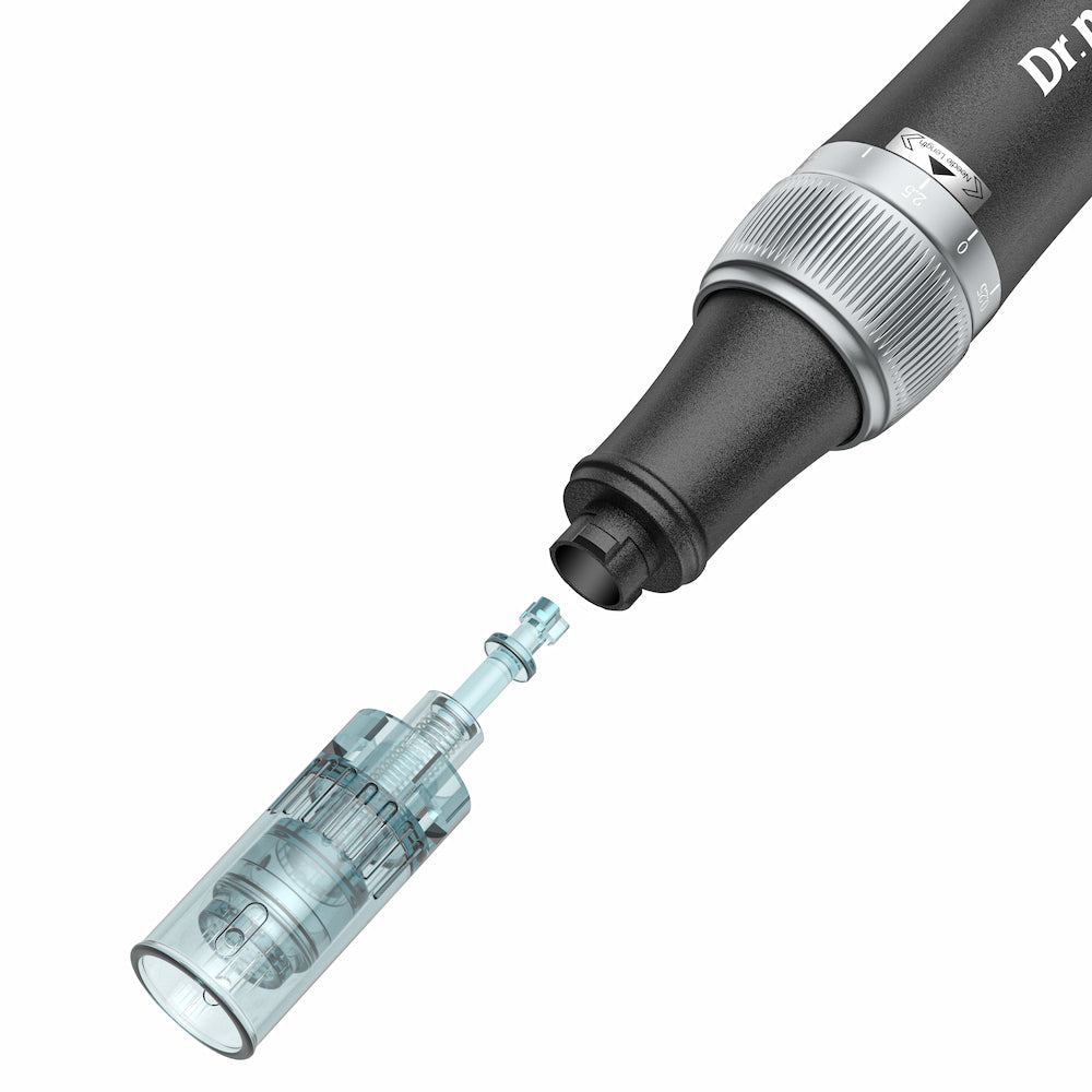 Primer plano de Dr. Pen M7S microneedling dermapen con cabeza de aguja desmontable montada para tratamiento de piel profesional.