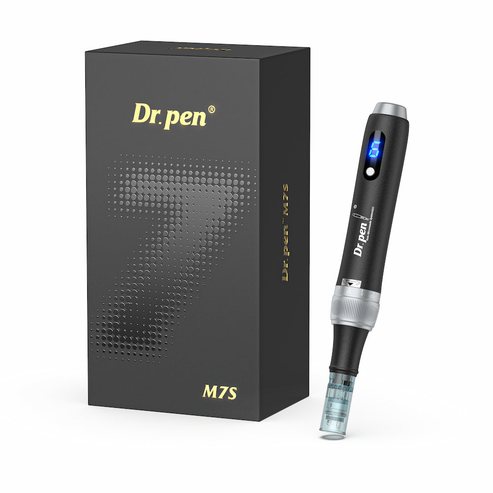 Dr. Pen M7S microneedling-pen con elegante empaque de lujo negro, pantalla LED y cartucho de aguja para tratamiento de piel profesional.