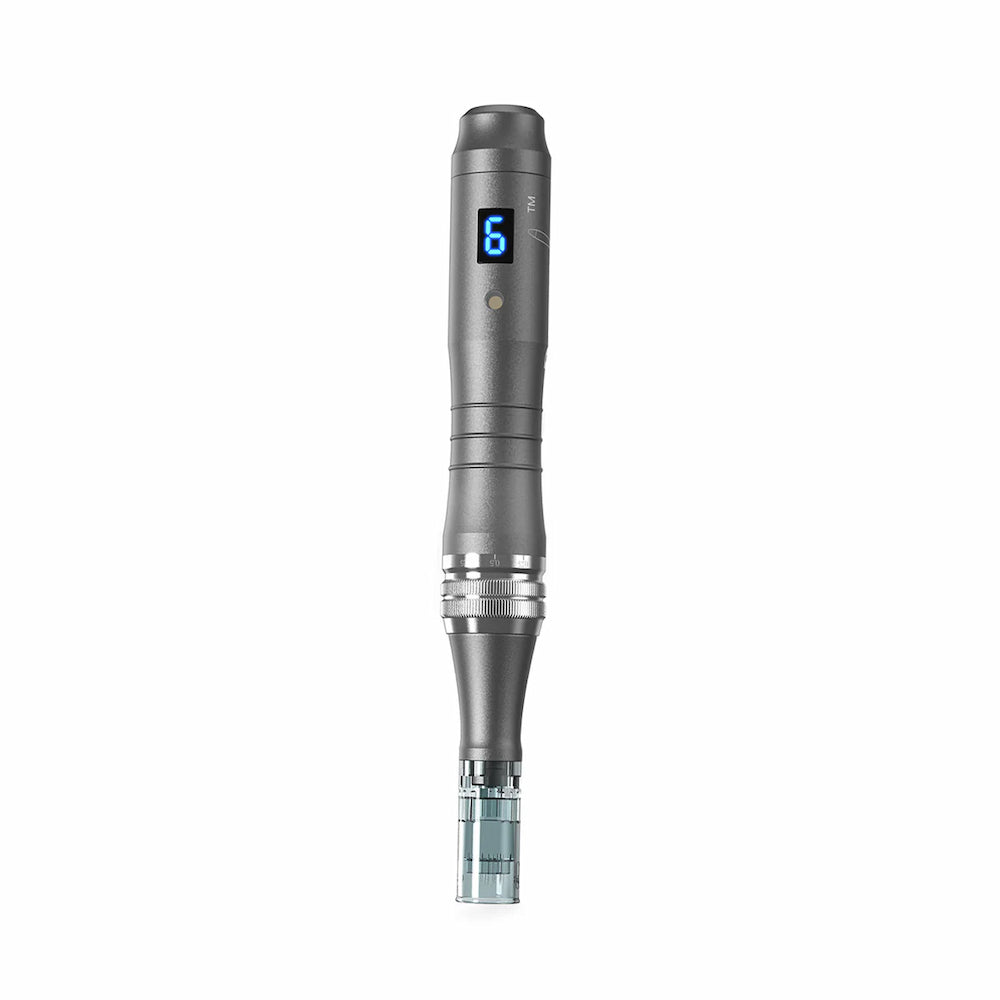 Dr. Pen M8 microneedling-bolígrafo en color gris visto desde el frente con pantalla digital azul y cabezal de aguja montado para tratamiento profesional de la piel.