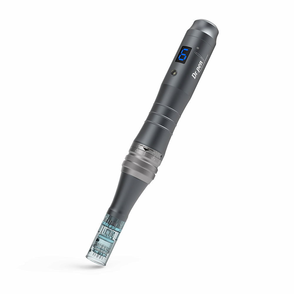 Dr. Pen M8 microneedling-bolígrafo en acabado gris con pantalla digital azul y cabezal de aguja montado para tratamiento profesional de la piel.