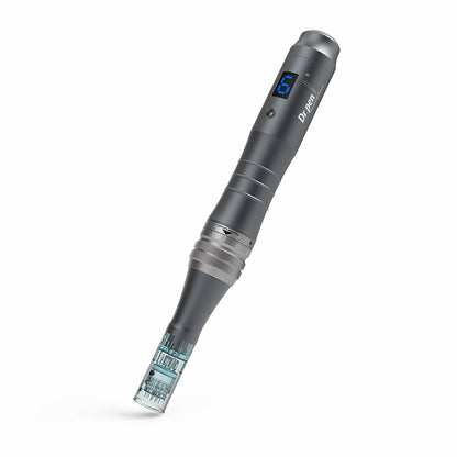 Dr. Pen M8 microneedling-bolígrafo en acabado gris con pantalla digital azul y cabezal de aguja montado para tratamiento profesional de la piel.