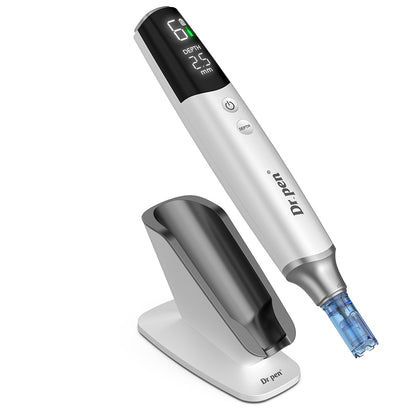 Dr. Pen M9 dermapen con pantalla digital, cartucho de agujas y elegante base de carga para microneedling profesional y tratamiento de la piel.