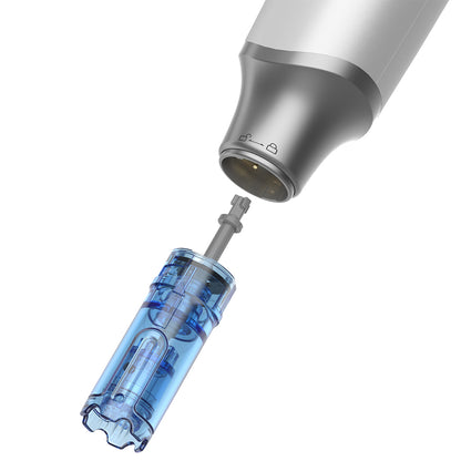 Primer plano de Dr. Pen M9 y cartucho de aguja reemplazable para un tratamiento de microneedling seguro e higiénico.