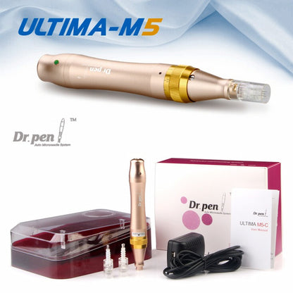 Dr. Pen Ultima M5 microneedling-lápiz en oro con accesorios incluidos, como cartucho de agujas, funda protectora, adaptador de corriente y manual de usuario. La parte superior de la imagen muestra el lápiz en primer plano y el texto “ULTIMA-M5”.