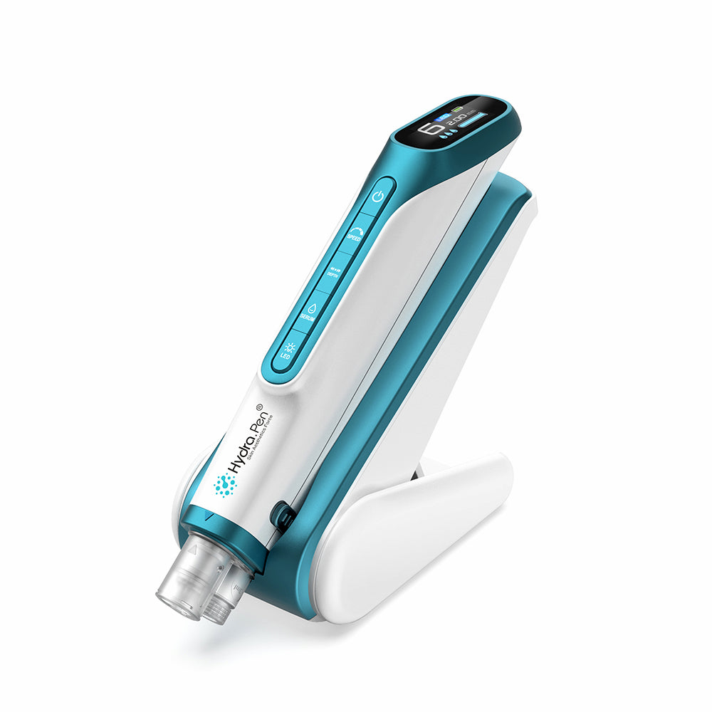 Hydra Pen H6 herramienta de microneedling en su base de carga, diseñada para infusión de hidra, mejor absorción de suero y cuidado profesional de la piel en casa.