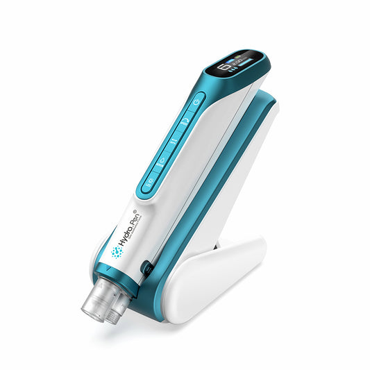 Hydra Pen H6 herramienta de microneedling en su base de carga, diseñada para infusión de hidra, mejor absorción de suero y cuidado profesional de la piel en casa.