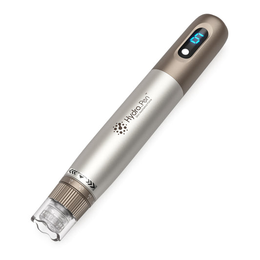 HydraPen H3 microneedling-pluma en oro y plata con pantalla de velocidad digital y módulo de aguja en el frente.