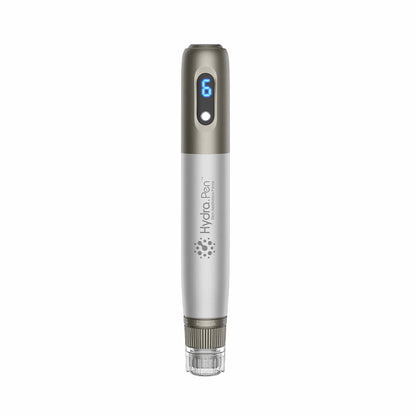 HydraPen h3 microneedling-pluma en vista frontal con pantalla LED digital – herramienta profesional para rejuvenecimiento de la piel e infusión de suero.