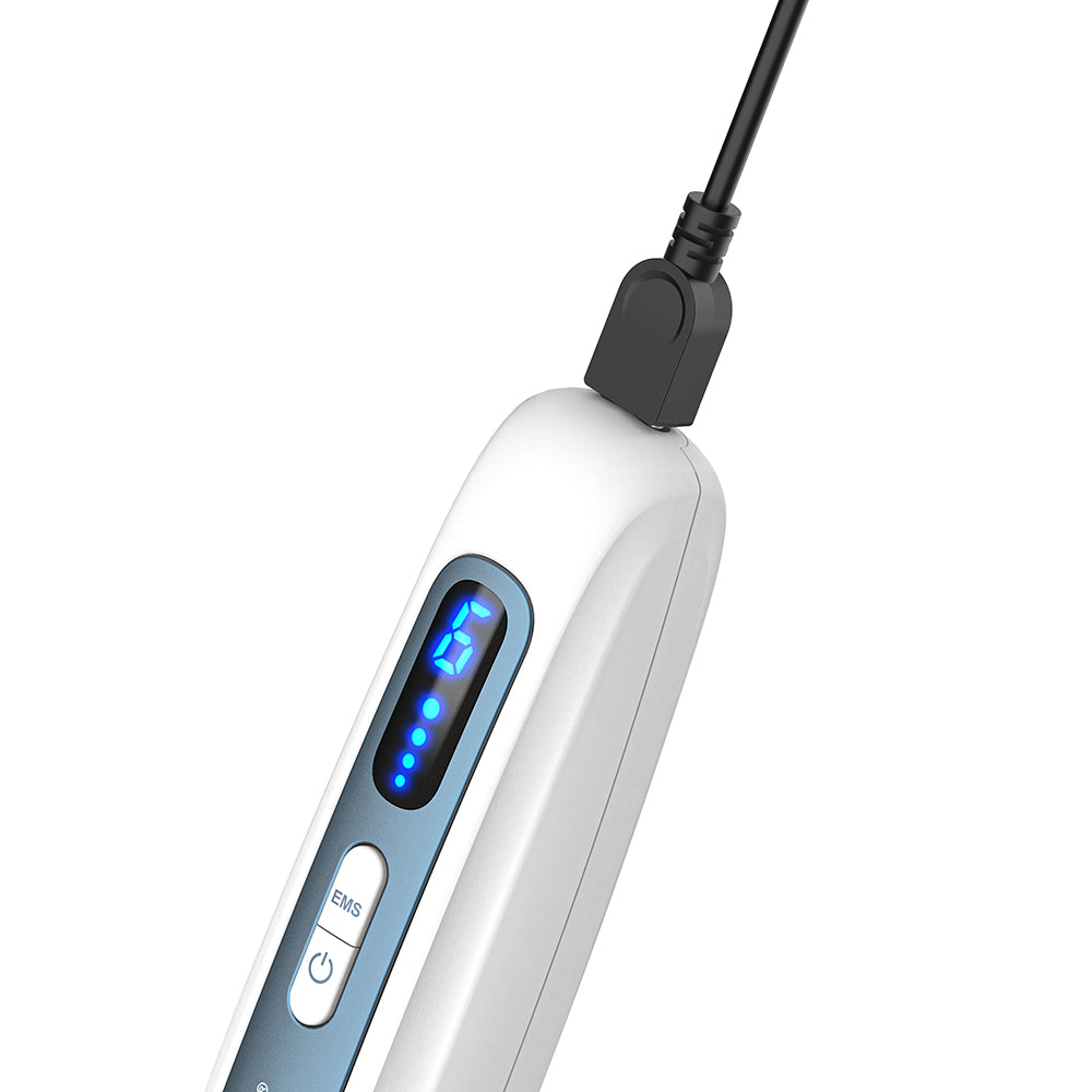 HydraPen H5 pluma microneedling que se carga a través de cable USB, con pantalla digital azul de velocidad clara y botones de control.
