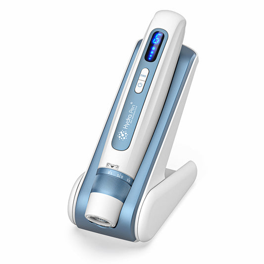 HydraPen H5 pluma blanca y azul microneedling de pie en su base de carga, dispositivo de microagujas avanzado para infusión de suero y tratamiento de la piel.