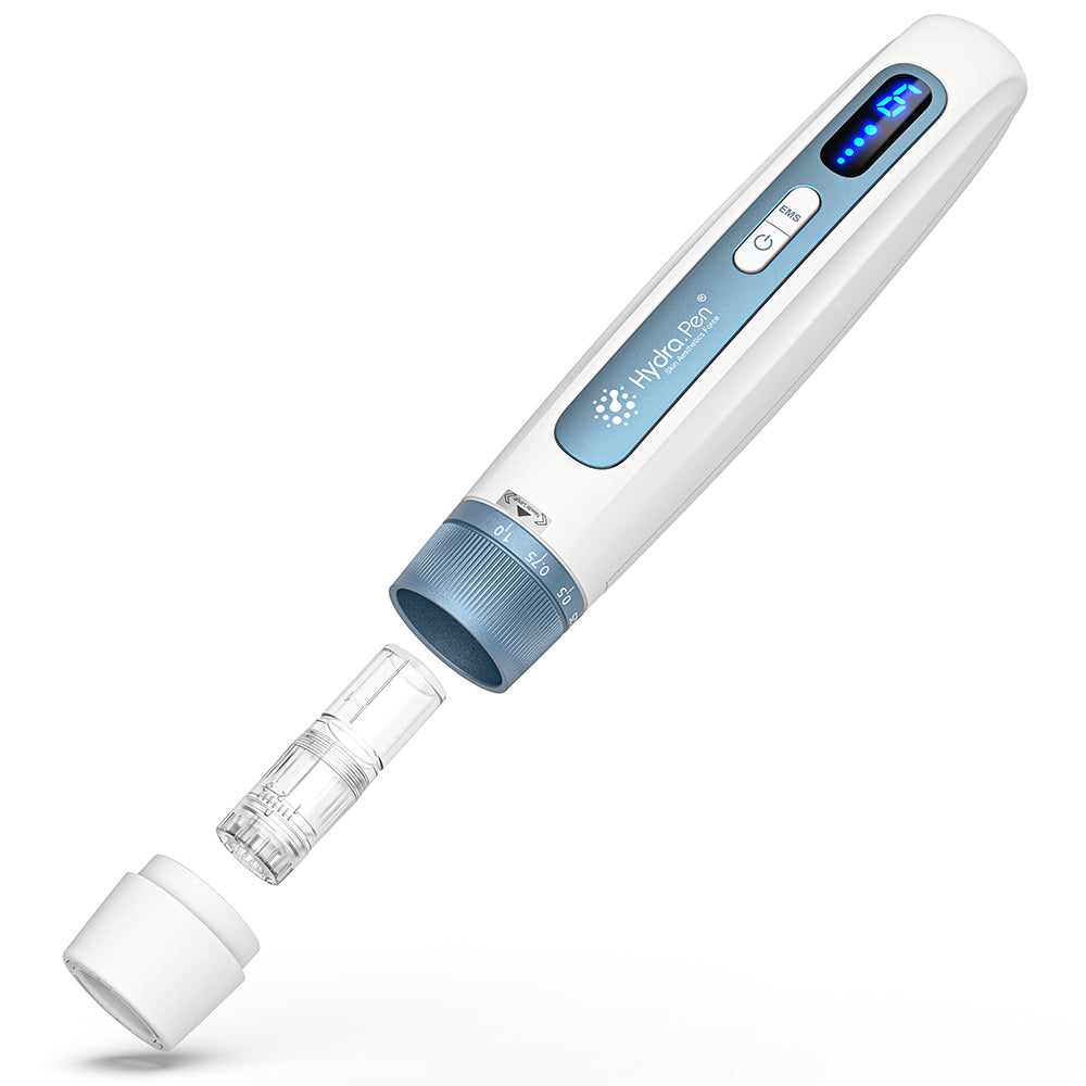 HydraPen H5 pluma blanca y azul microneedling con cartucho de aguja desmontable y tapa protectora, mostrando ensamblaje sencillo para infusión de suero y tratamiento de la piel.
