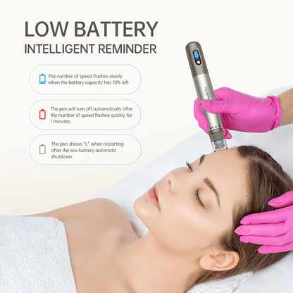 HydraPen h3 microneedling-pluma que muestra bajo nivel de batería mientras un terapeuta realiza un tratamiento facial – recordatorio inteligente de batería con sistema de apagado automático.