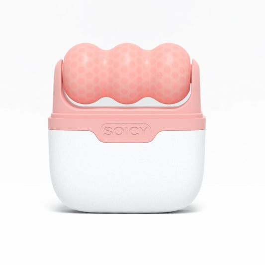 Ice Roller Soicy S30 en rosa colocado en su estuche blanco – rodillo facial refrescante para hinchazón, drenaje linfático y reafirmación de la piel.