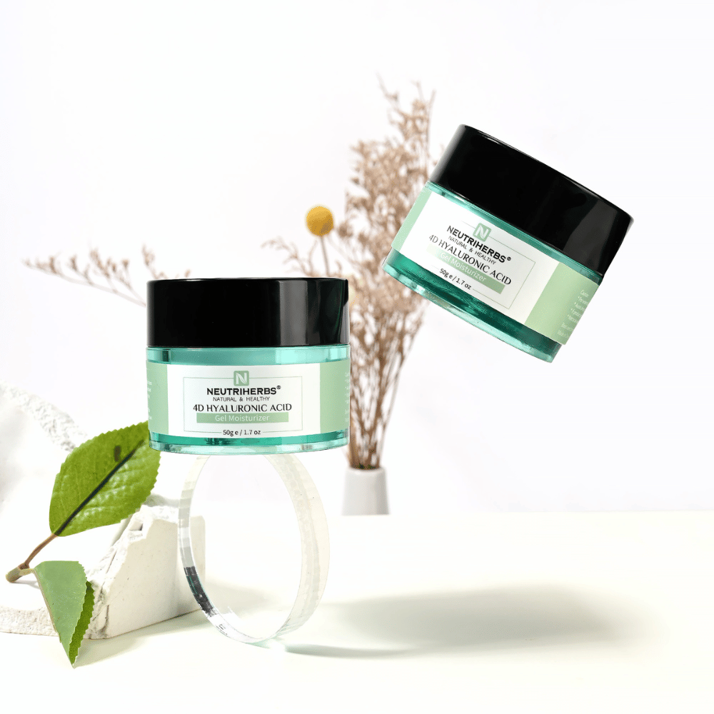 Imagen de estilo de vida de Neutriherbs 4D Hyaluronic Acid Gel Moisturizer 50 g. Se presentan dos tarros de la crema en gel hidratante en un entorno luminoso y elegante con detalles naturales que transmiten una rutina de cuidado de la piel fresca e hidratación intensa.