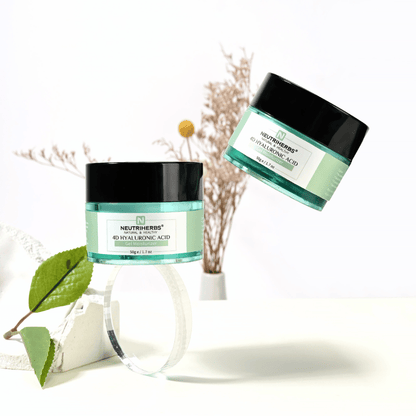 Imagen de estilo de vida de Neutriherbs 4D Hyaluronic Acid Gel Moisturizer 50 g. Se presentan dos tarros de la crema en gel hidratante en un entorno luminoso y elegante con detalles naturales que transmiten una rutina de cuidado de la piel fresca e hidratación intensa.