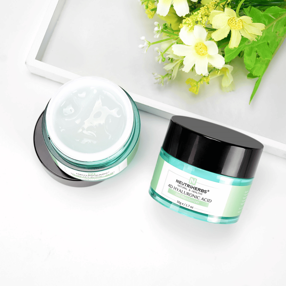 Tarro abierto y cerrado de Neutriherbs 4D Hyaluronic Acid Gel Moisturizer 50 g. La imagen muestra la textura ligera y fresca de la crema en gel, que se absorbe rápidamente y proporciona una hidratación intensa sin sentirse pegajosa ni grasa sobre la piel.