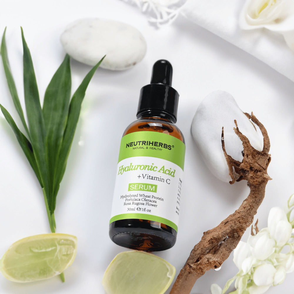 Neutriherbs Hyaluronic Acid + Vitamin C Serum 30 ml con ácido hialurónico y vitamina C. Sérum facial hidratante con ingredientes naturales que fortalecen la barrera cutánea, aportan luminosidad y ayudan a reducir las líneas finas.