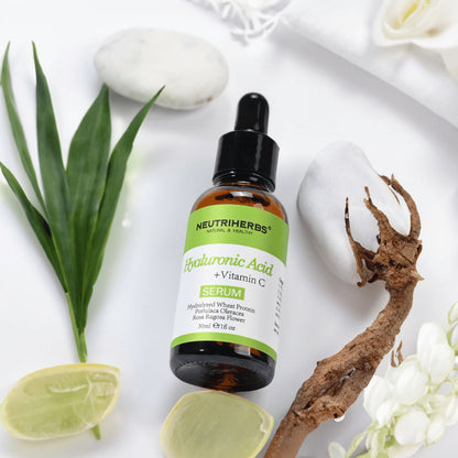 Neutriherbs Hyaluronic Acid + Vitamin C Serum 30 ml con ácido hialurónico y vitamina C. Sérum facial hidratante con ingredientes naturales que fortalecen la barrera cutánea, aportan luminosidad y ayudan a reducir las líneas finas.