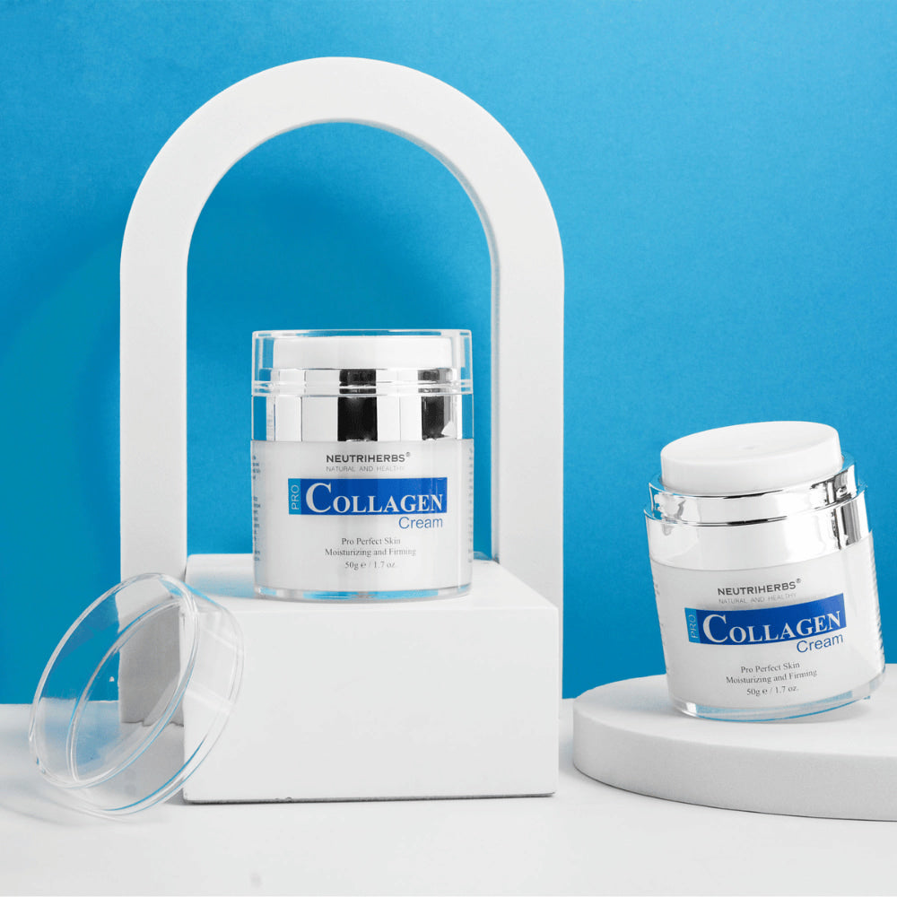 Neutriherbs Pro Collagen Cream 50 g fotografiada sobre un fondo azul. Dos imágenes del producto muestran el elegante tarro de crema y el envase con bomba hermética que ayuda a preservar la calidad del producto y hace que la dosificación sea higiénica.
