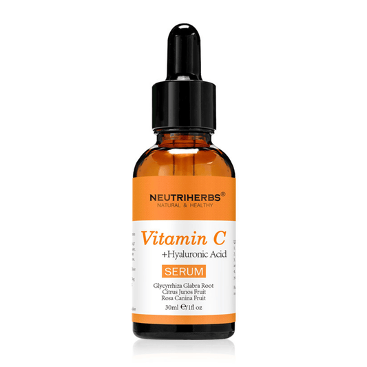 Neutriherbs Vitamin C + Hyaluronic Acid Serum 30 ml sobre fondo blanco. Sérum facial con vitamina C y ácido hialurónico que hidrata la piel, aporta mayor luminosidad y contribuye a un tono de piel más uniforme.