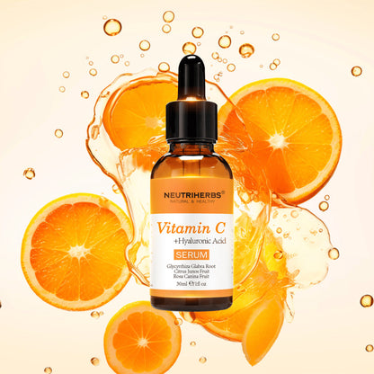 Neutriherbs Vitamin C + Hyaluronic Acid Serum 30 ml con rodajas de naranja y salpicaduras de jugo cítrico. Imagen del producto que resalta el contenido de vitamina C y ácido hialurónico del sérum para una hidratación intensa, mayor luminosidad y un tono de piel más uniforme.