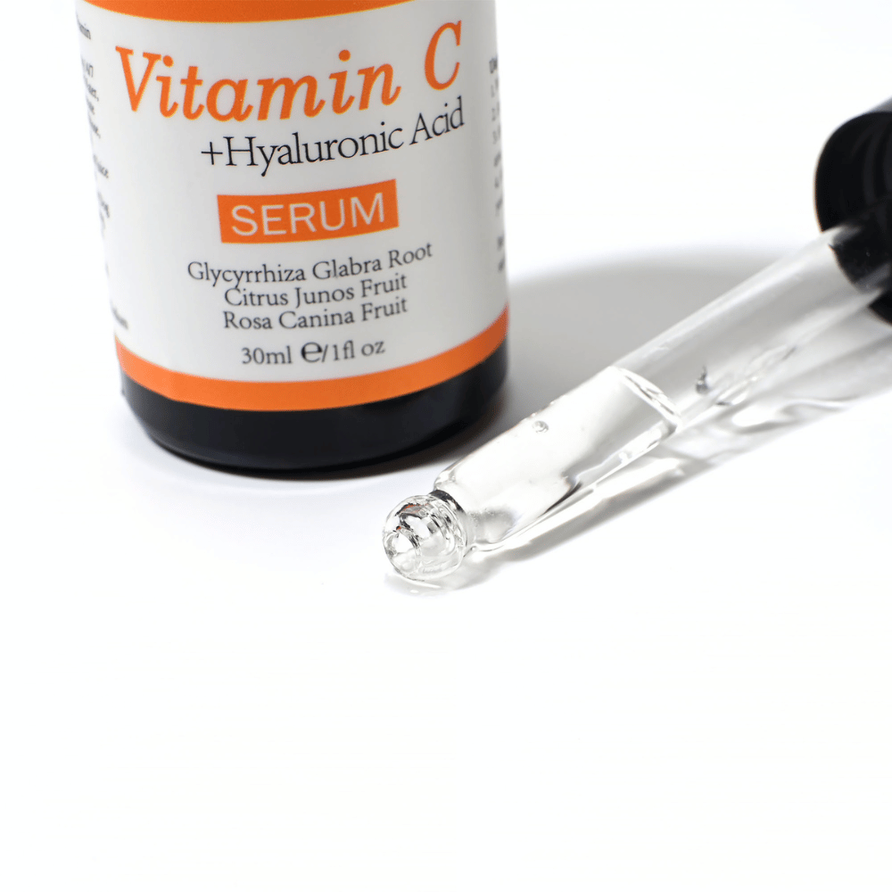 Primer plano de una pipeta y un frasco de Neutriherbs Vitamin C + Hyaluronic Acid Serum 30 ml. La ligera textura del sérum se absorbe rápidamente e hidrata la piel al tiempo que contribuye a una mayor luminosidad y a un tono de piel más uniforme.