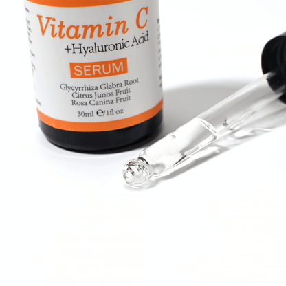 Primer plano de una pipeta y un frasco de Neutriherbs Vitamin C + Hyaluronic Acid Serum 30 ml. La ligera textura del sérum se absorbe rápidamente e hidrata la piel al tiempo que contribuye a una mayor luminosidad y a un tono de piel más uniforme.